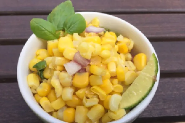 Taze fesleğenli ve limonlu mısır salatası
