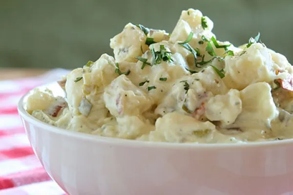 Taze otlu patates salatası
