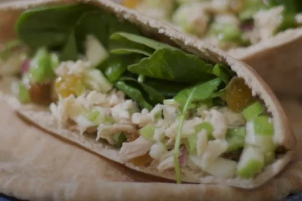 Ton balıklı elma salatası