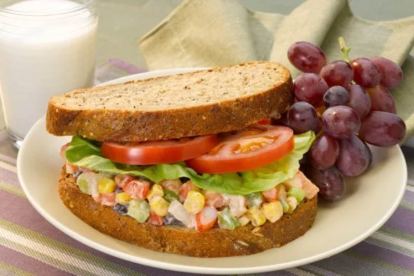 Üzümlü konfetili karides salatası sandviçi