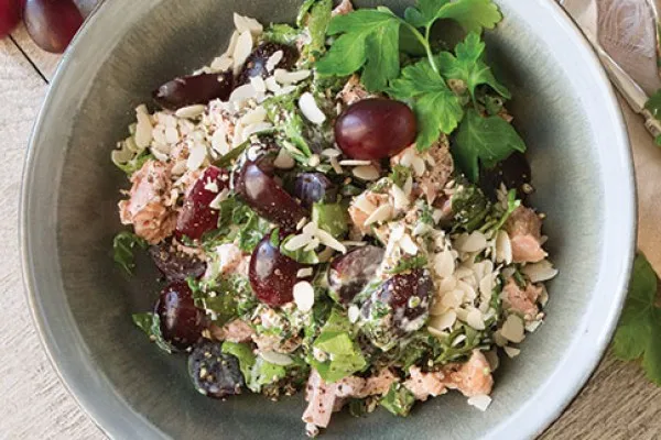 Üzümlü ton balığı salatası