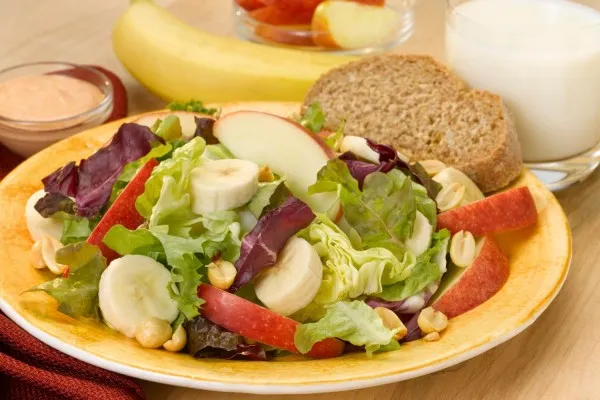 Yer fıstıklı elma ve muz salatası