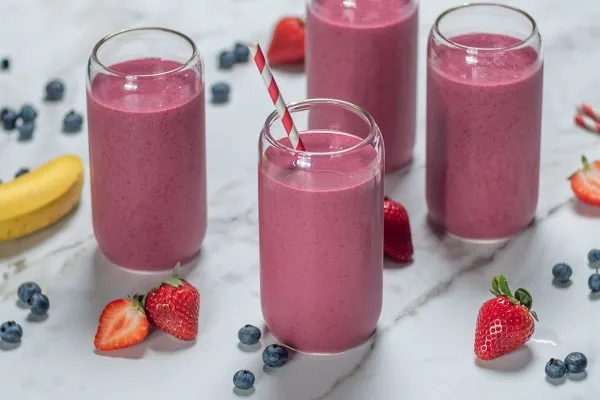 Yeşil çaylı meyveli muzlu smoothie