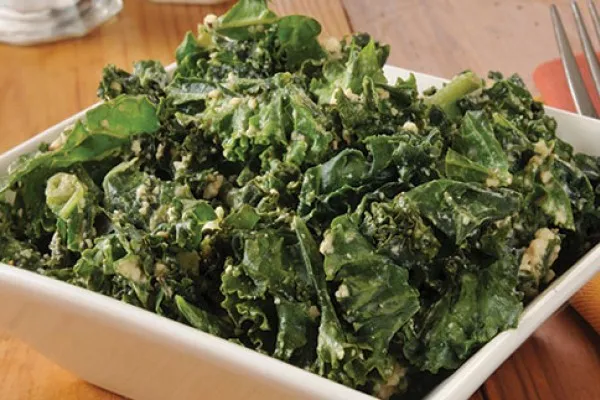 Yoğurt soslu karalahana salatası