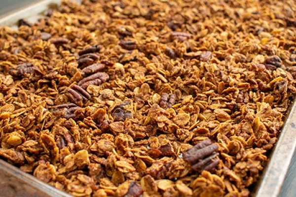 Yulaf ezmesi, hindistan cevizi ve pekan cevizli granola